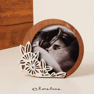 Portafoto in legno tondo con fiori in rilievo