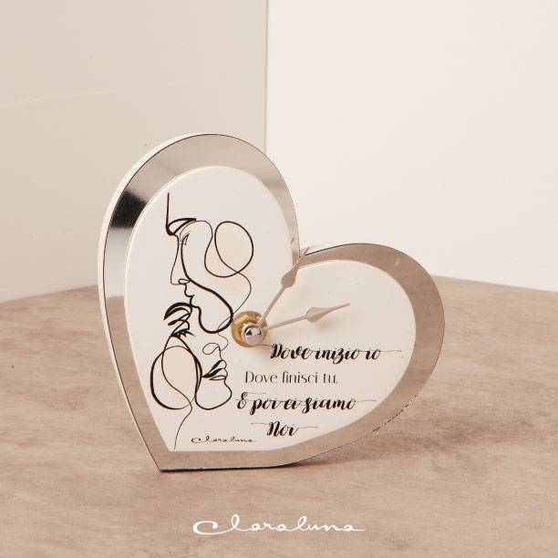 Orologio cuore con coppia di innamorati