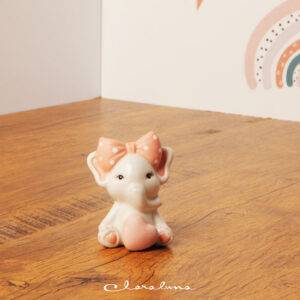 Statuetta elefantina con cuoricino rosa