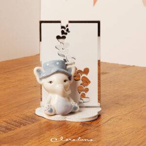 Elefantino con cappllino azzurro e sfondo con cuoricini