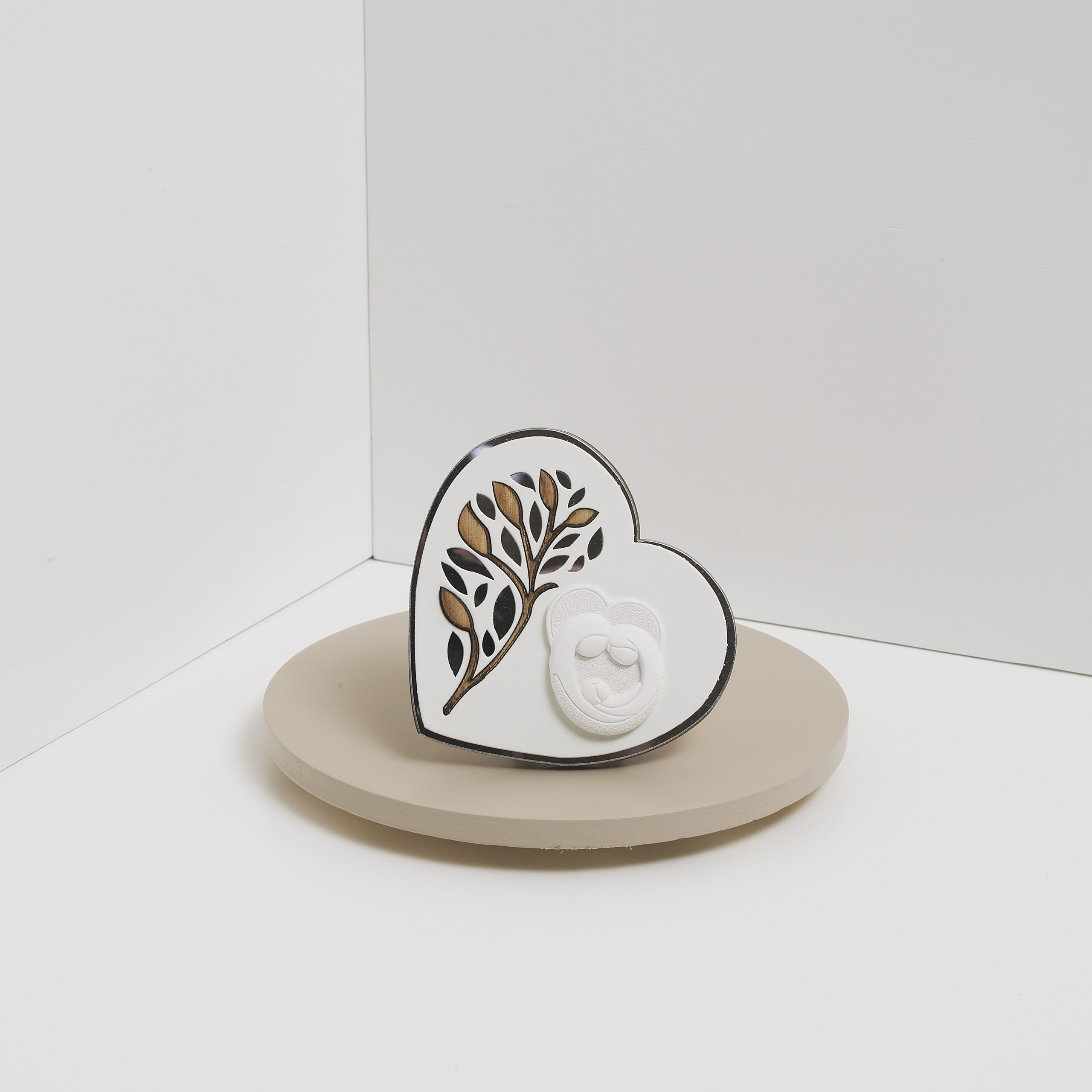 Icona a cuore con albero della vita e sacra famiglia in gesso