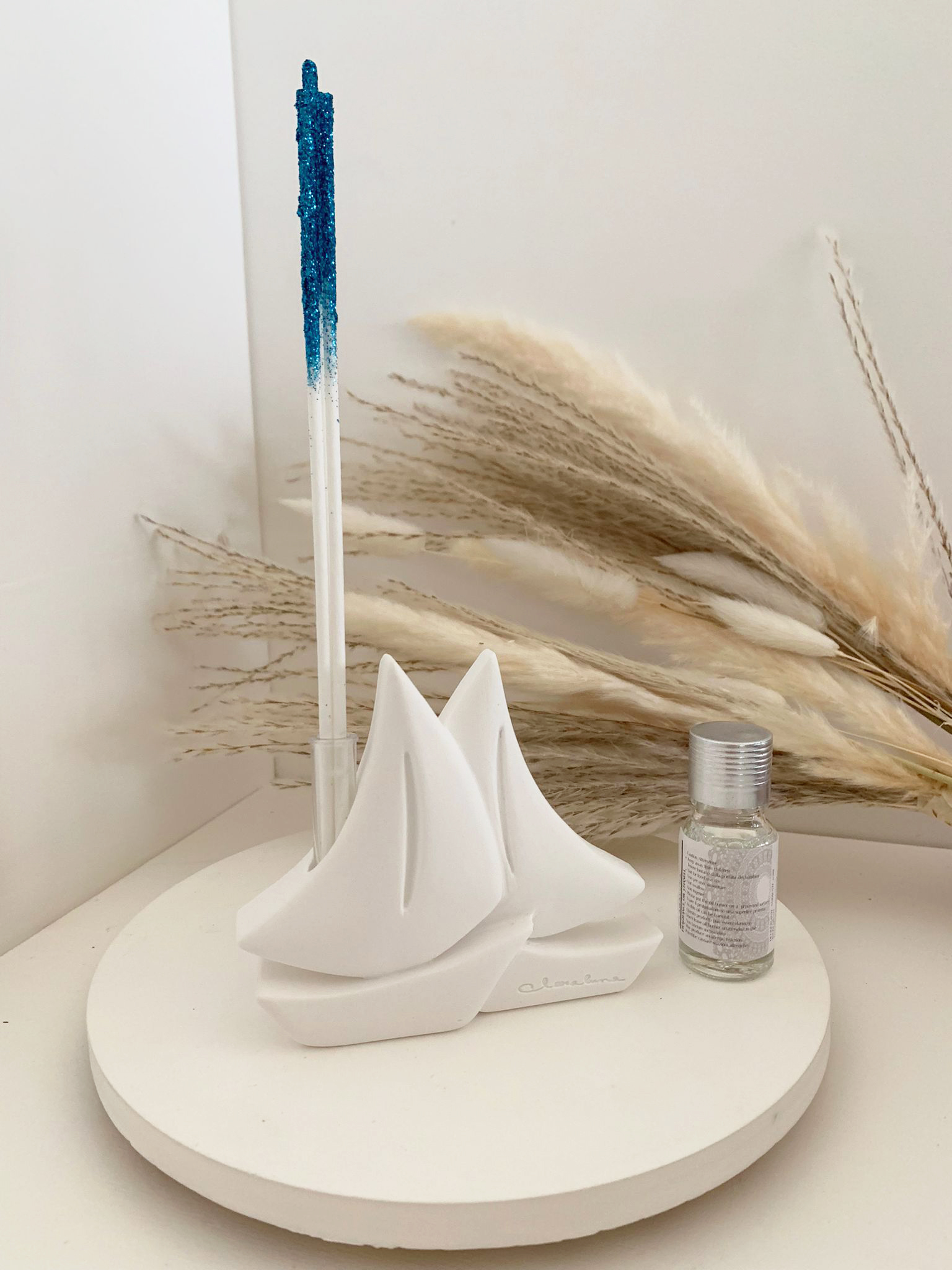 Profumatore in gesso a tema mare con barche a vela bianche