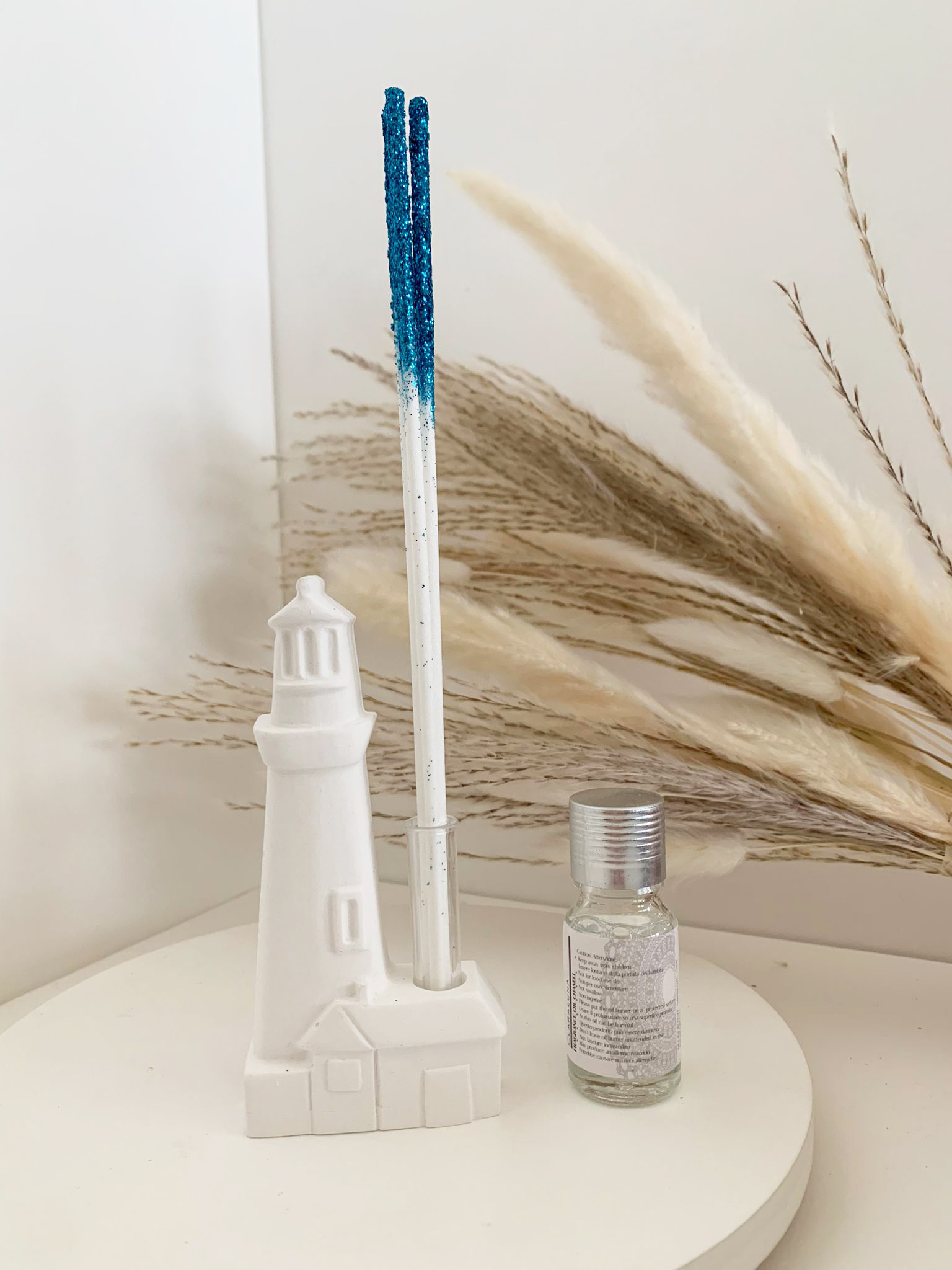 Profumatore in gesso a tema mare con faro bianco