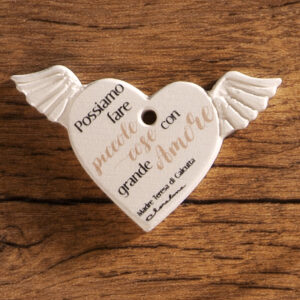 Ciondolo gesso cuore ex voto con scritta: Possiamo fare piccole cose con grande Amore
