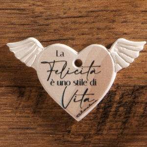 Ciondolo gesso cuore ex voto con scritta: "La Felicità è uno stile di Vita"