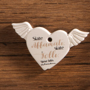 Ciondolo gesso cuore ex voto con scritta: "Siate affamati, siate folli"