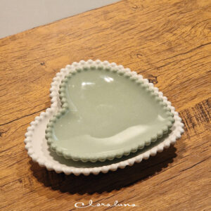 Set piattino a cuore medio e grande con merletti verde matcha e bianco