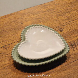 Set piattini a cuore medio e grande con merletti bianco e verde matcha