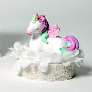 Unicorno piccolo con base con fiorellini