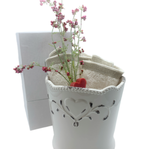 Vaso grande panna in stile shabby con fiorellini e salvietta