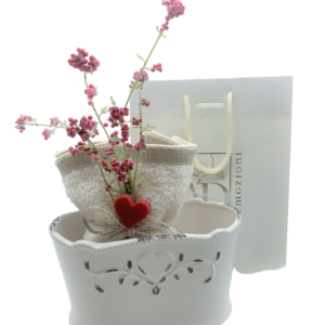 Vaso ovale panna in stile shabby con fiorellini e salvietta