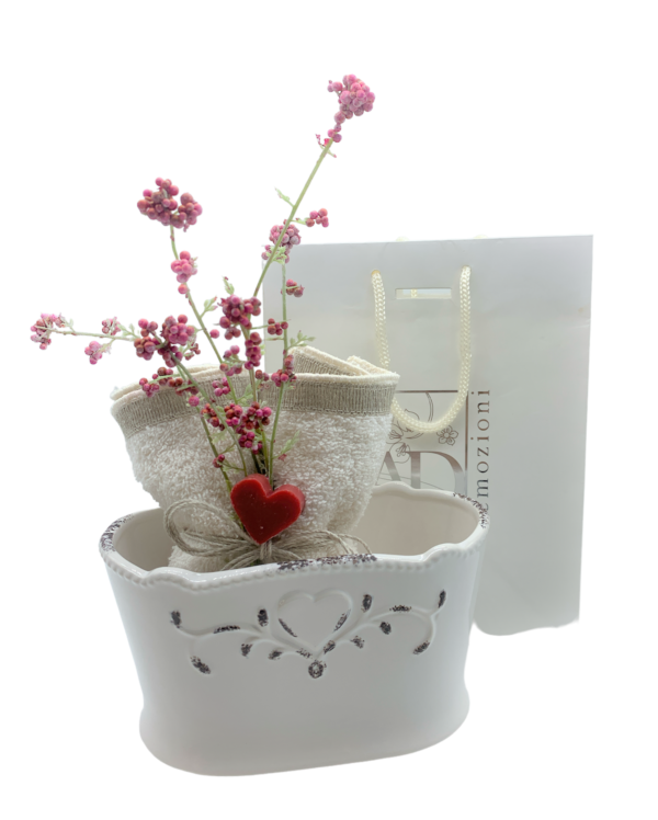 Vaso ovale panna in stile shabby con fiorellini e salvietta