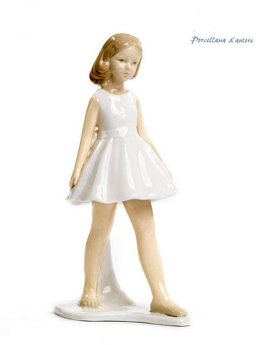 Statua in porcellana con ragazza in vestito bianco