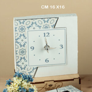 Orologio con maiolica azzurro polvere in polvere di marmo