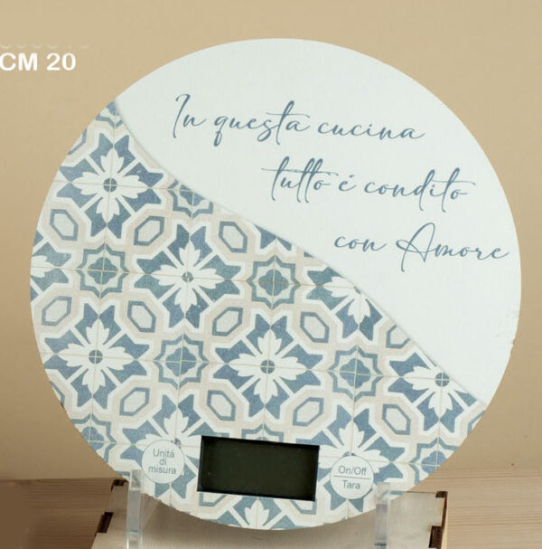 Bilancia con maiolica azzurro polvere e scritta