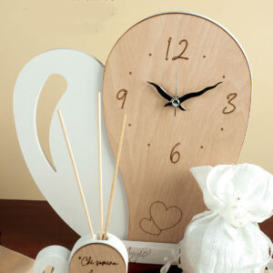 Orologio grande a cuore in polvere di marmo e legno