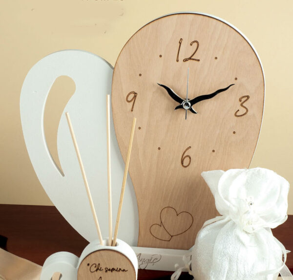 Orologio grande a cuore in polvere di marmo e legno