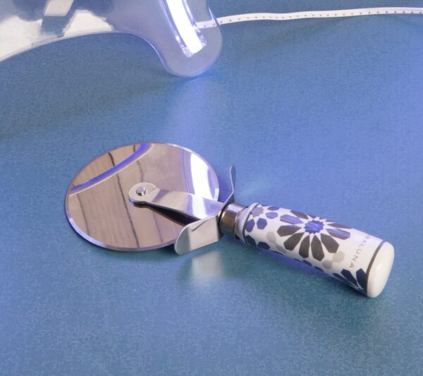 Rotella per pizza con manico decorato con fiori blu e tortora