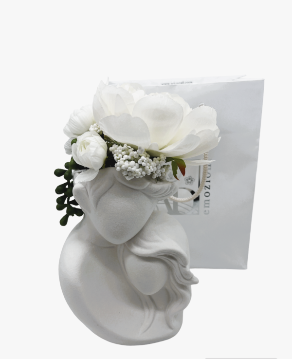 Vaso portapiantina con coppia di sposini e fiori - immagine 2