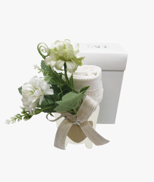 Vasetto bianco con cuore tortora, lavetta e fiorellini
