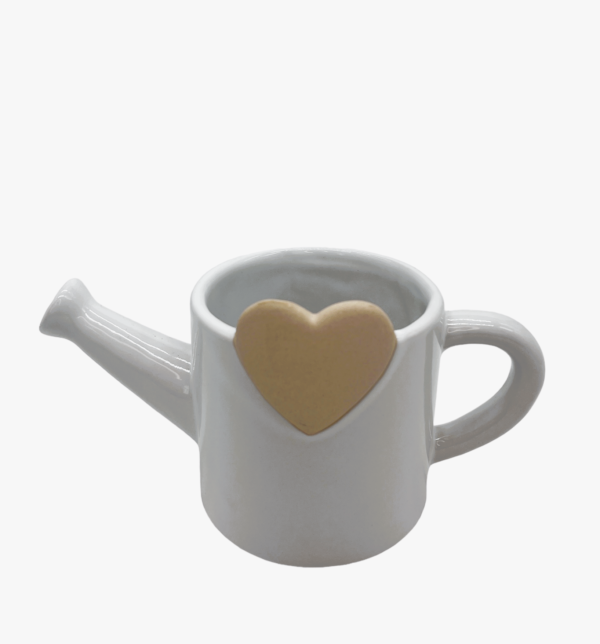 Annaffiatoio bianco con cuore tortora, lavetta e fiori - immagine 4