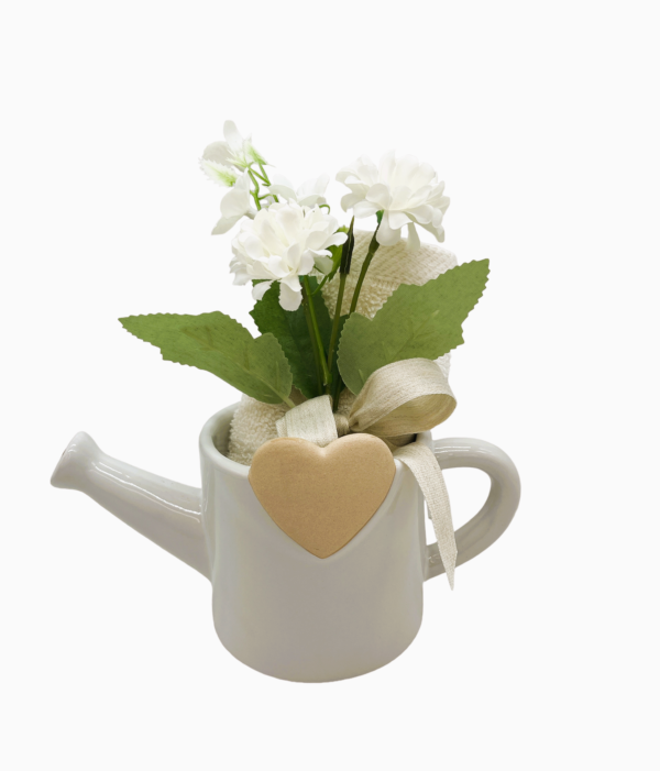 Annaffiatoio bianco con cuore tortora, lavetta e fiori