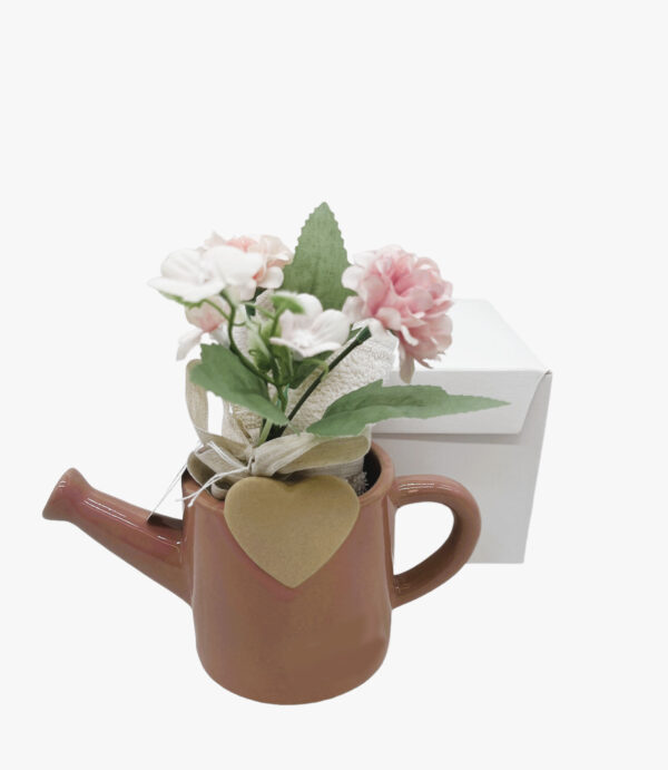 Annaffiatoio rosa con cuore tortora, lavetta e fiori