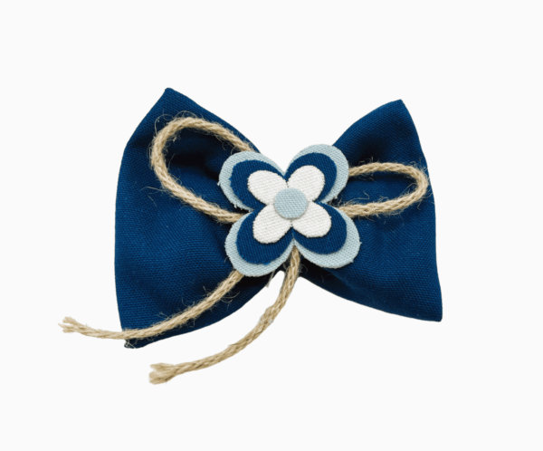 Papillon portaconfetti blu con fiorellino in stoffa