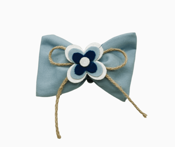 Papillon portaconfetti azzurro con fiorellino in stoffa