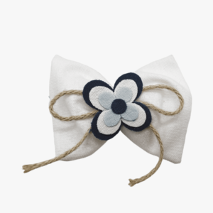 Papillon portaconfetti bianco con fiorellino in stoffa