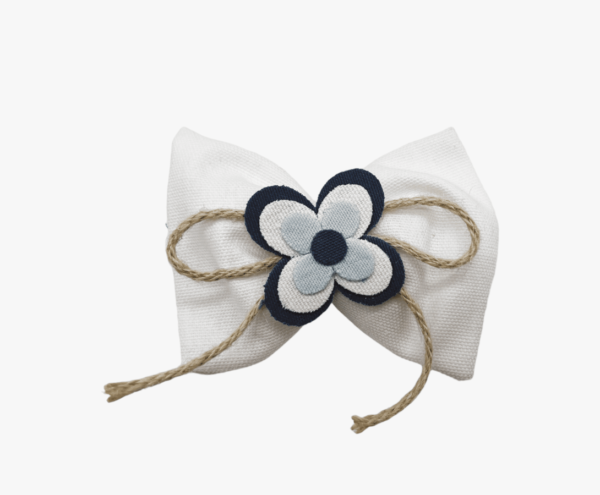 Papillon portaconfetti bianco con fiorellino in stoffa
