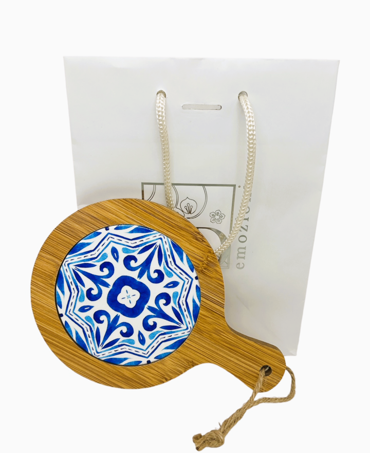Tagliere in legno con mattonella bianca e blu
