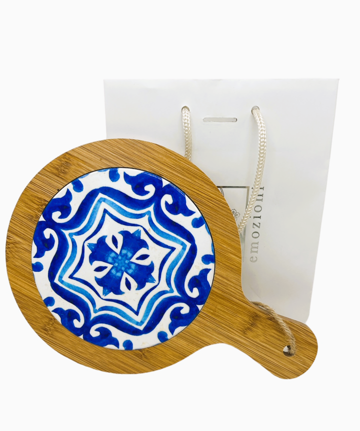 Tagliere grande in legno con mattonella bianca e blu