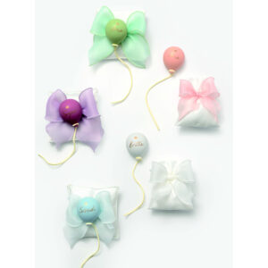 Calamita Palloncino satin con scritta in 5 colori a scelta e sacchettino coordinato