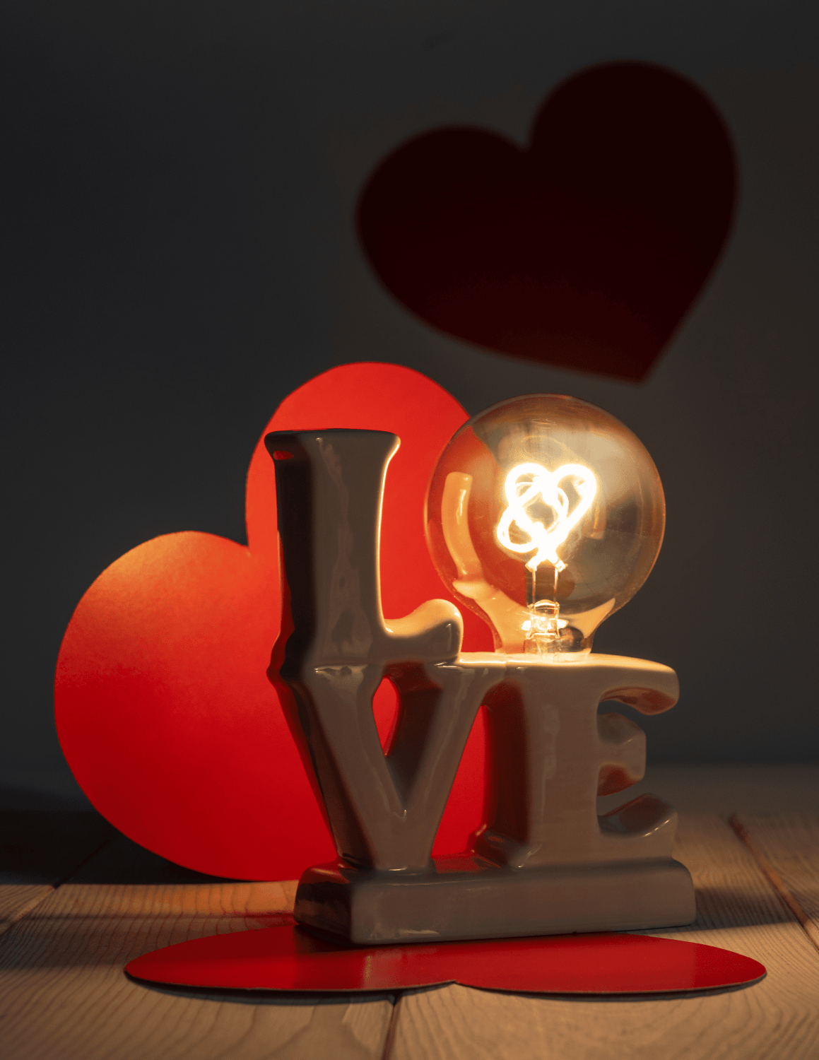 Lampada a led scritta LOVE in 4 colori a scelta