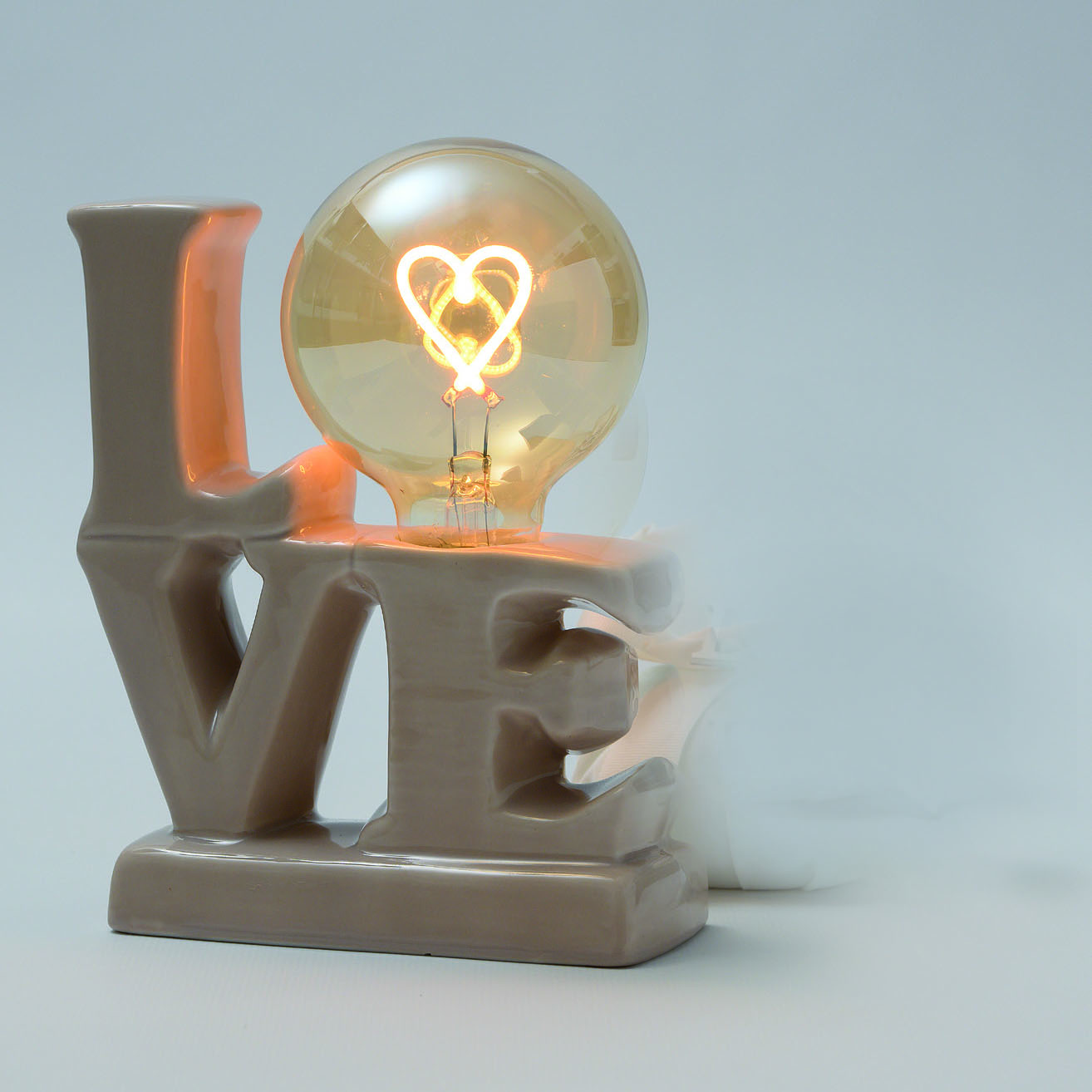 Lampada a led scritta LOVE in 4 colori a scelta - immagine 2