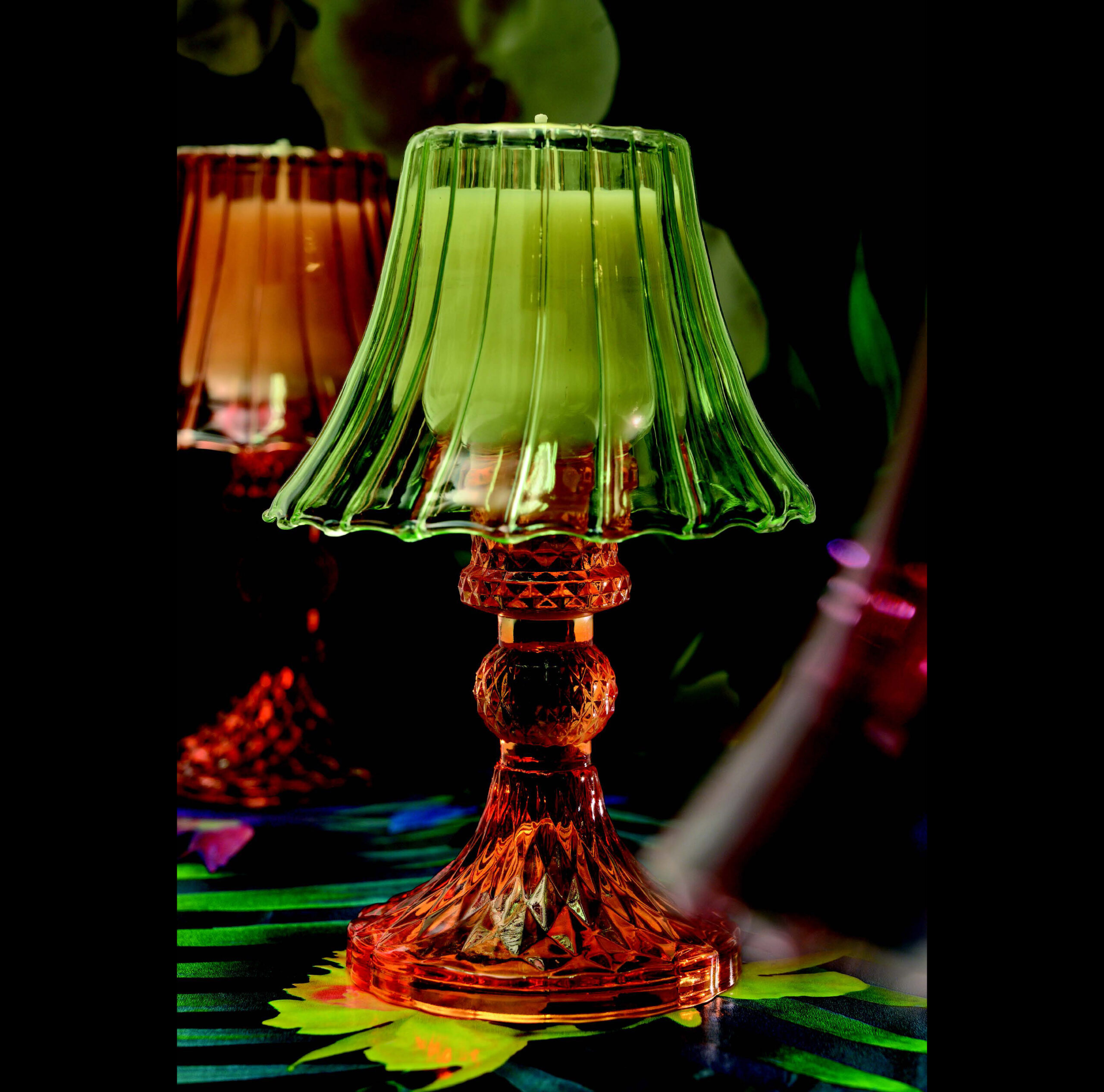 Lume in vetro con candela profumata in 4 colori assortiti